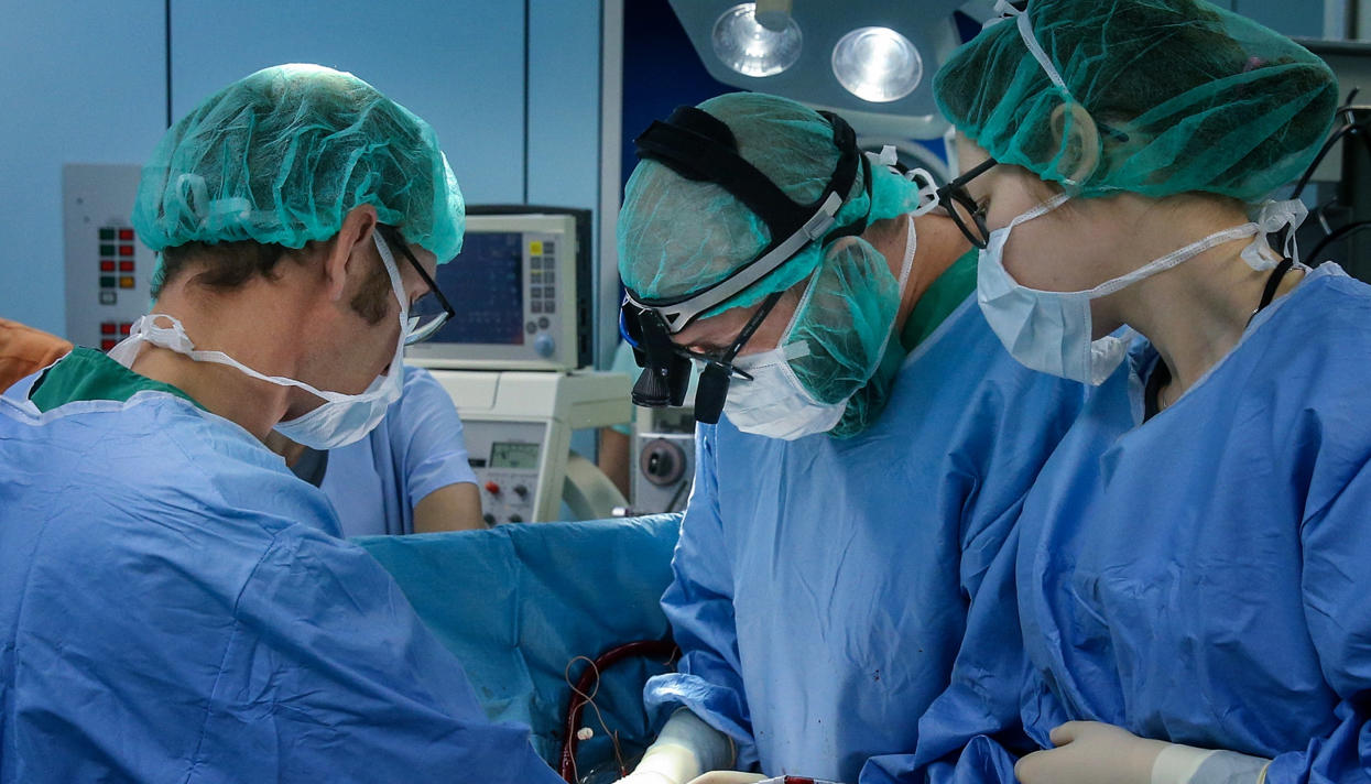 Трансплантация органов картинки. Девушка врач нейрохирургам. Нейрохирург операция позвоночника. Трансплантация органов и тканей картинки.