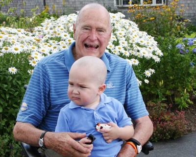 Буш-старший побрился наголо ради больного ребёнка